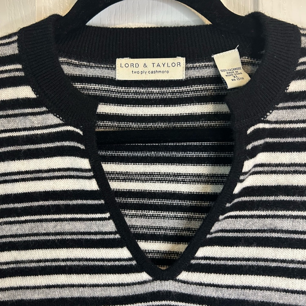 🖤”Lord & Taylor” Women’s Two-Ply 100% Cashmere Black/White/Gray Striped Sweater🩶 - Picture 5 of 10